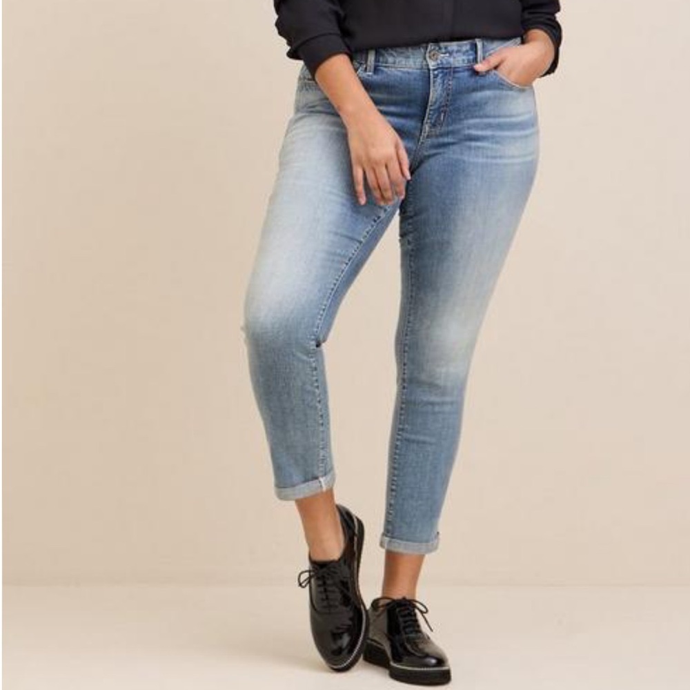 NWT Torrid Boyfriend Straight Vintage Stretch Mid-Rise Jean Size 26 Short